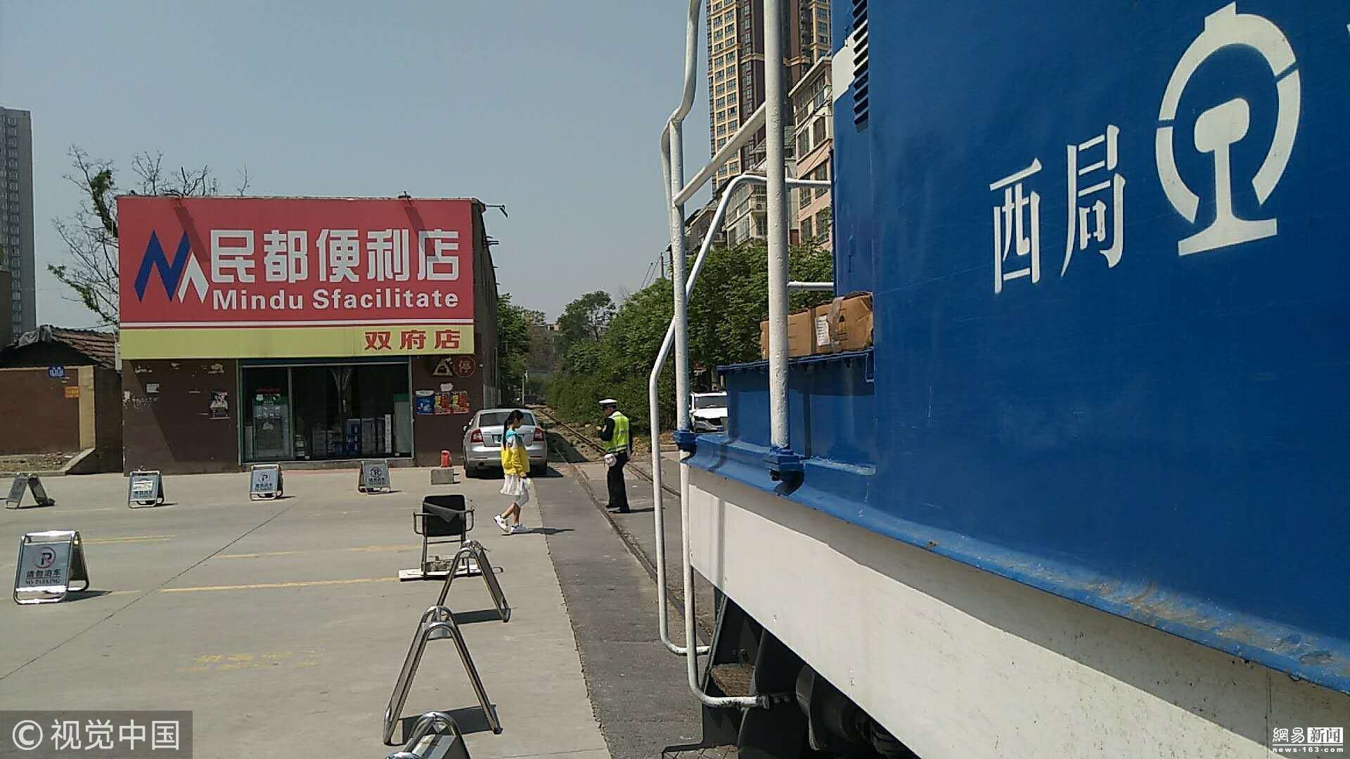 轿车停在铁道旁 火车被逼停堵了半个多小时