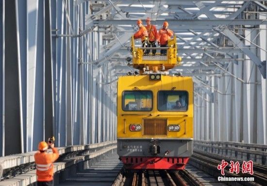 为防止候鸟撞动车 他们安装了这样的设备