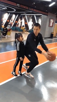 辽篮教练郭士强教女儿打篮球!女儿乖巧可爱,1