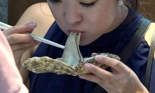 实拍日本女孩最爱吃的一种美食：就是吃法很特别，好多人无法接受