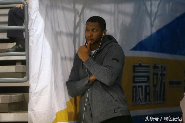 北京:首钢外援莫里斯球员通道玩手机无心观看