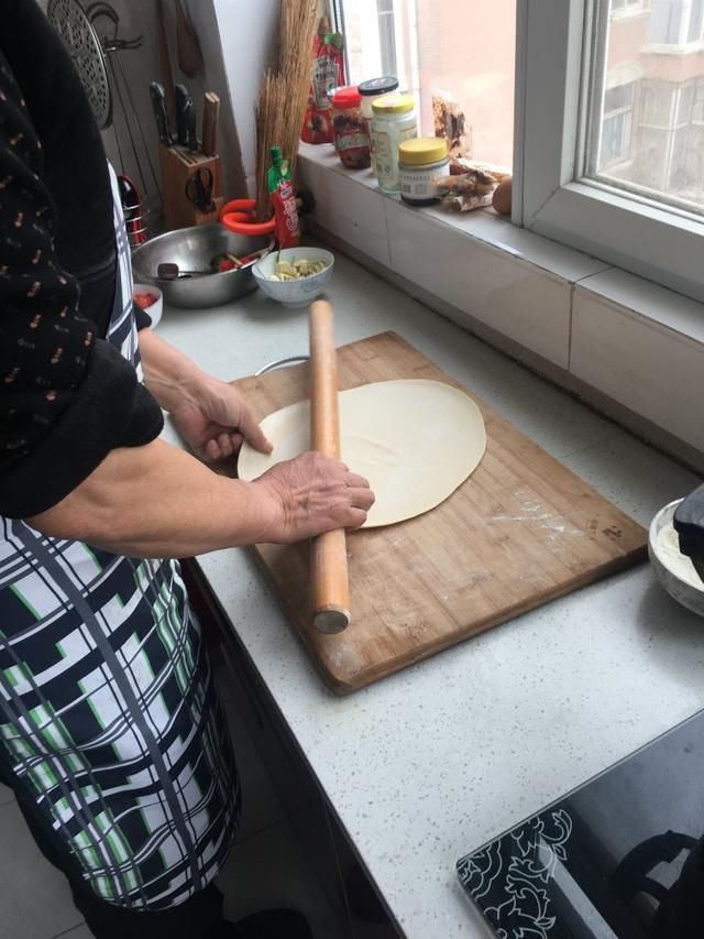 春节大鱼大肉吃腻了，老爸来上一锅山野菜手擀面，吃的太舒服