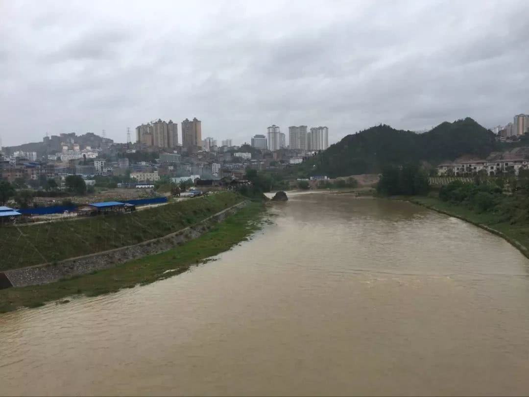 夜间降雨，清水江涨水，凯里岑巩个别街面被淹！