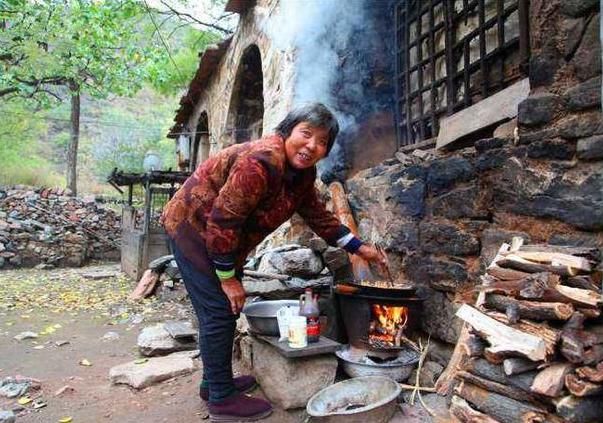 满目疮痍的乡村，年过半百九口人，山高路远无人愿意嫁到山村