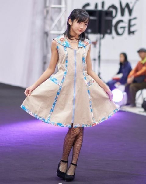 日本小学生模特穿黑网丝袜和高跟鞋走秀 引发