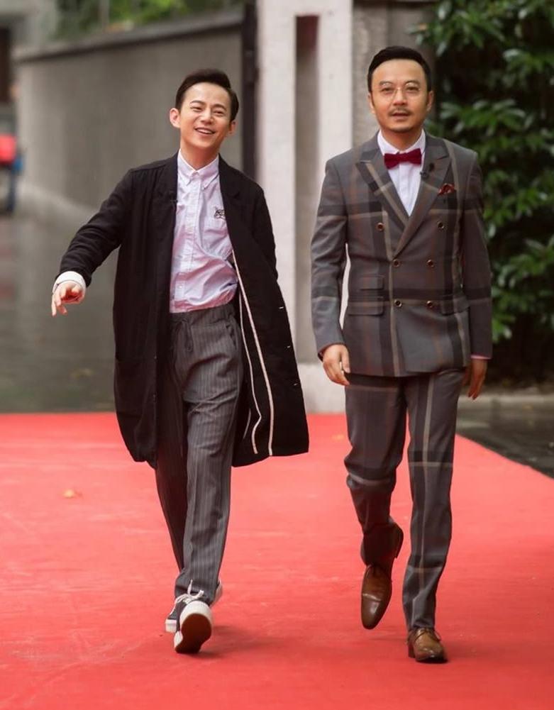 汪涵为何炅庆45岁生日同框画面很有爱,杨乐乐