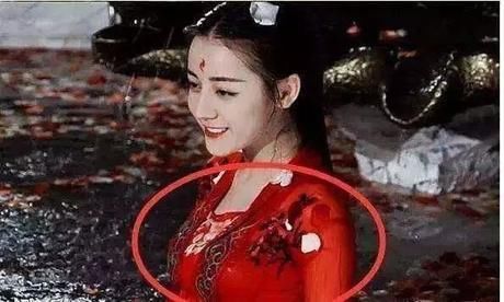 原来这才是鹿晗喜欢关晓彤的原因, 穿帮镜头中