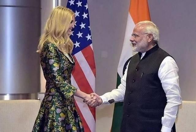 各国领导人接待伊万卡,莫迪只敢轻轻握手,文在