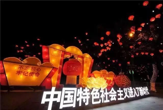 春节到了,山城重庆已变成了“天上的街市”