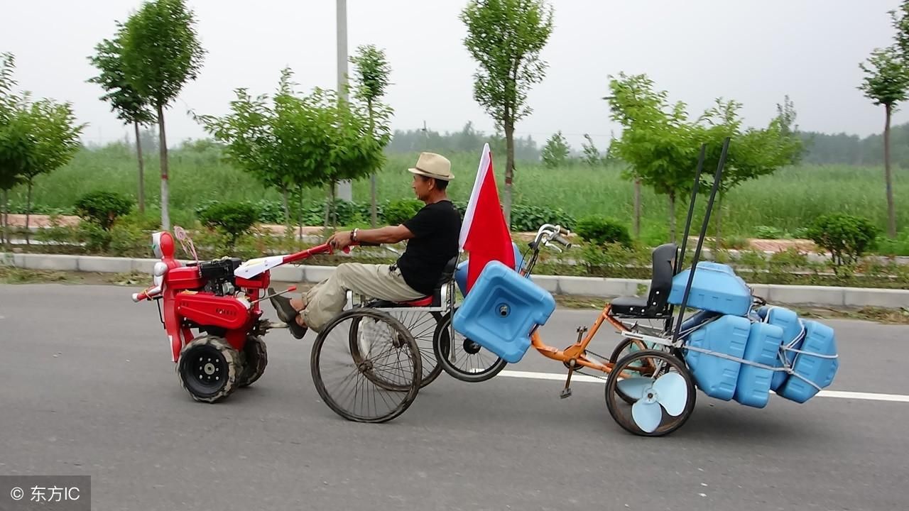 安徽淮北，退休工人王一光自制了一辆电动“逍遥车”，水陆都能跑