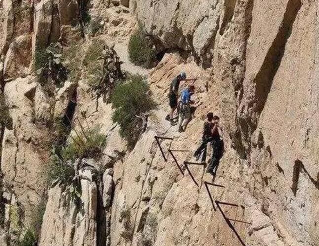 敢走吗?外国建的这条路比中国的玻璃栈道还恐怖!