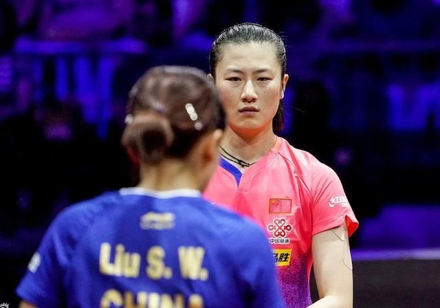 女单颁奖前刘诗雯就11-0向丁宁道歉:对不起啊