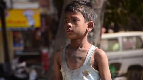 8岁男孩父母双亡还要照顾5岁弟弟,每天从垃圾