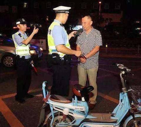 交警:2018年新规实施,酒后骑电动车的,将一律按