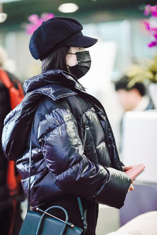 李兰迪戴报童帽走机场,穿的羽绒服好显俏皮,内