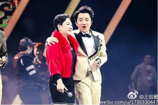 父母同脸的明星：关晓彤妈妈基因强大，谢娜跟妈妈神态都一模一样