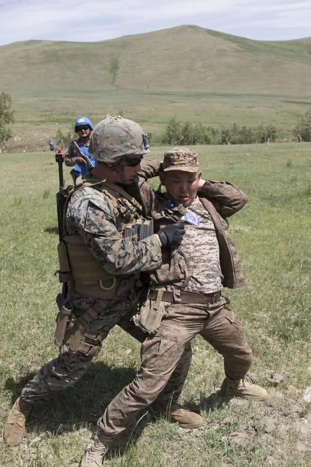 美军惊现中俄边境之间,只三秒就被放倒:女兵腿