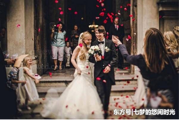 未婚先孕，婆婆把彩礼增加到10万，婚礼时我把卡弄丢了，婆婆乐了