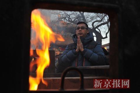 雍和宫抢头香新年祈福 外地游客称“年味十足”