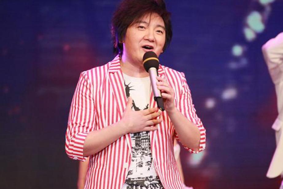 曾经一首歌走红,在黄家驹墓前唱歌被封杀,今开