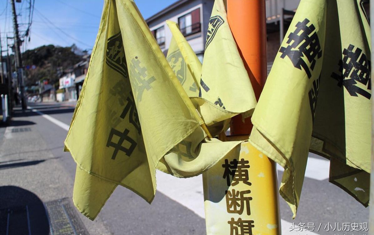 实拍日本三岁小孩,上学路上背着大书包,父母