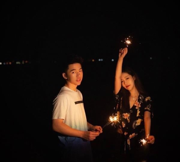 赵薇继子与女友同框秀恩爱，送玫瑰花吃西餐喝红酒，刚满21岁疑已同居