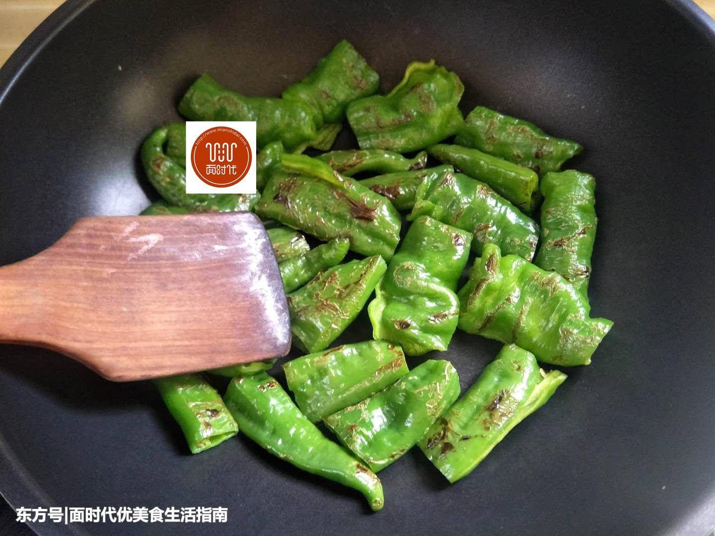 虎皮尖椒，很多人都做错了，按这个方法做，不吃撑都不想放下筷子