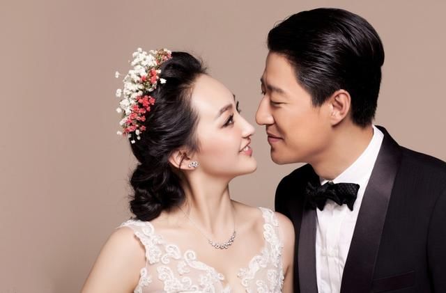 妹再婚我当伴娘,陪她在婚房聊天,我睡着了,醒来后我成了新娘