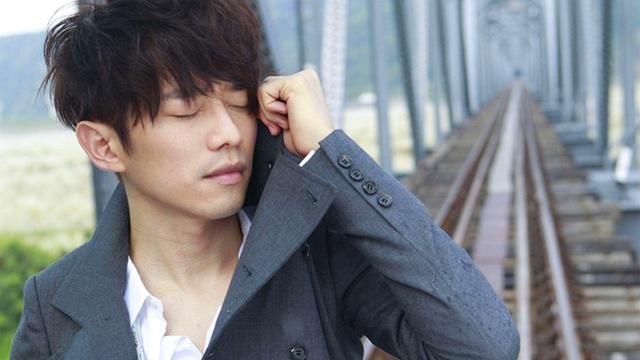 张栋梁的歌声表达了这首歌的情境和那份无奈的