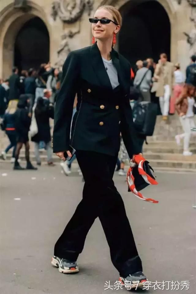 运动鞋搭配什么衣服好看?休闲混搭两相宜啊~