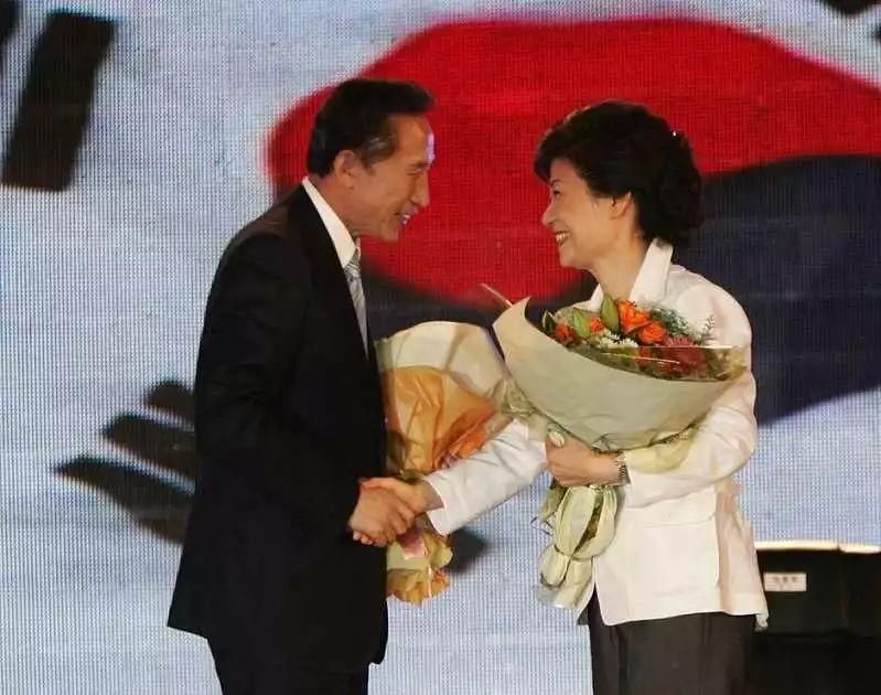 开完冬奥会开幕式就抓人，韩国前总统李明博躲过了初一，为啥没躲