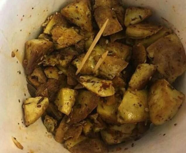 大叔学校门口卖小吃生意火爆,小学生:太残忍