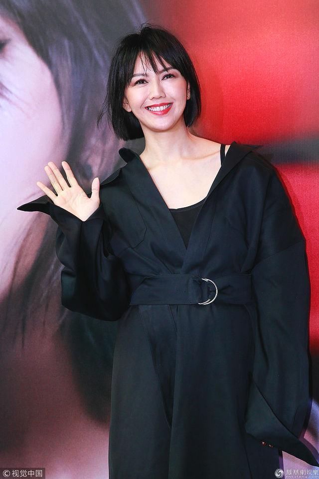 孙燕姿挺三月孕肚参加活动 黑色束腰裙优雅秀