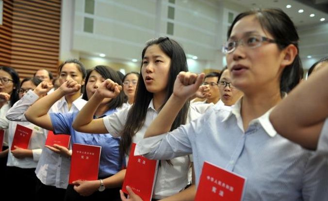 公司每天早会喊口号,不喊就扣钱,95后大学生入