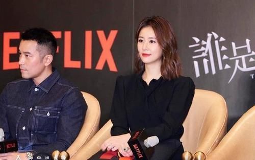林心如晒女儿可爱小手，母女戴同款手链出镜，霍建华在一旁傻笑