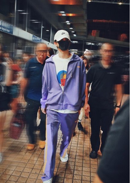 蔡徐坤紫色运动服现身香港 走路带风,网友:疯狂