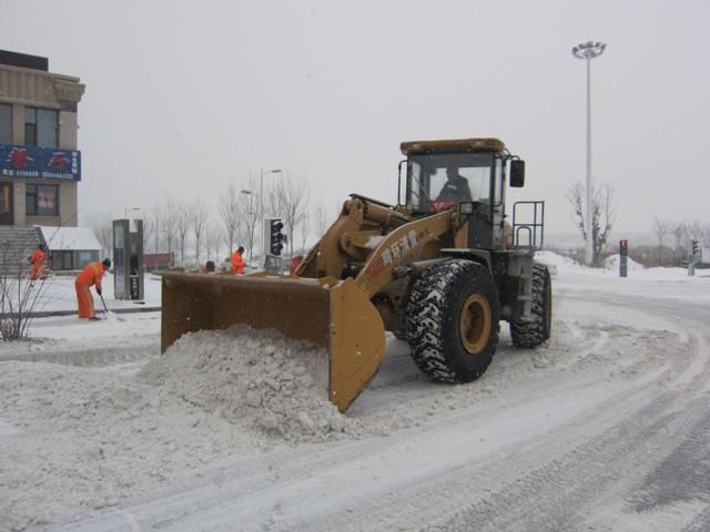 鸡西市迎来狗年首场大雪 环卫工人昼夜清雪保畅通