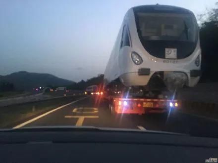 “活捉”！网友高速上偶遇济南首批地铁车！亮点多多…