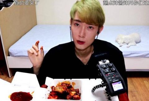 韩国帅哥主播直播吃辣椒素炸鸡,整张脸都辣红