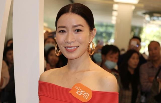 佘诗曼是真的嫩，穿一身红色连衣裙配长筒靴，70后硬活成90后