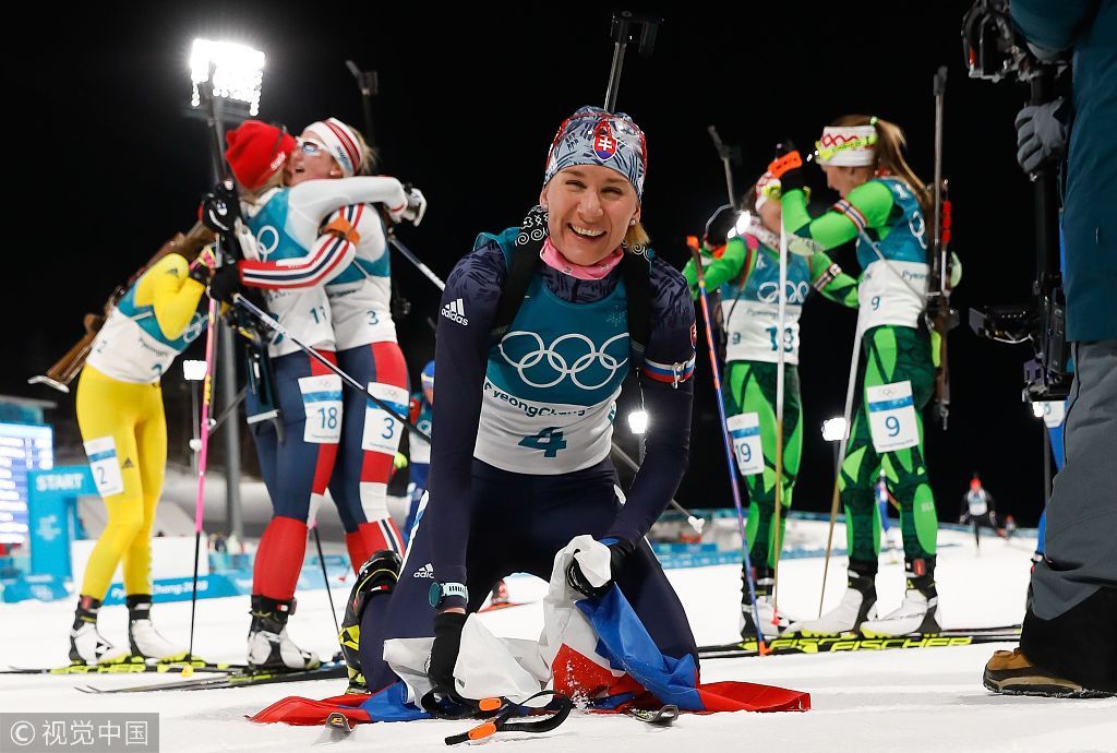 库兹米娜挥舞国旗撞线 行90度鞠躬特感人