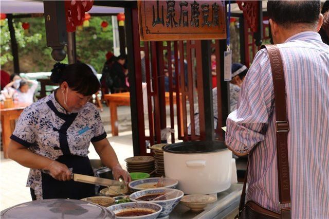 五一“全家游”引爆豫西大峡谷百草园，俩4A级景区迎接待高峰