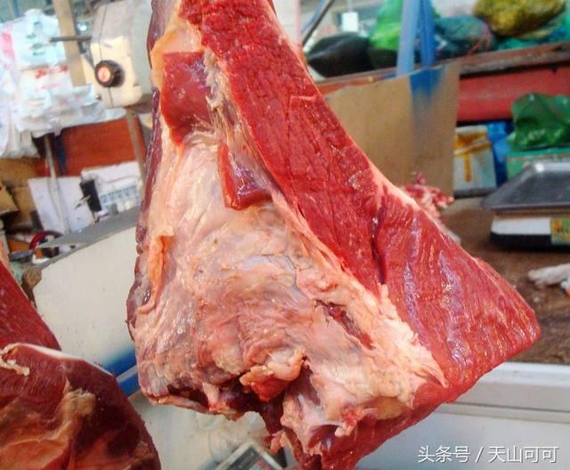 新疆人就这么置办年货,整只羊提回家,一次吃半只太正常了