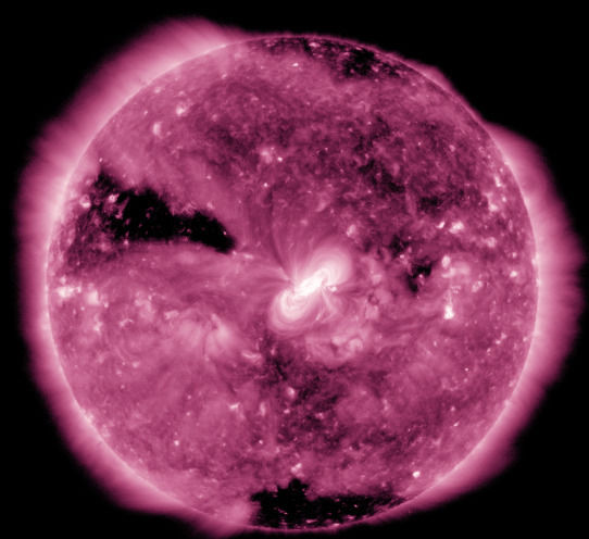 NASA分享从太空拍摄的\＂紫色\＂日全食画面