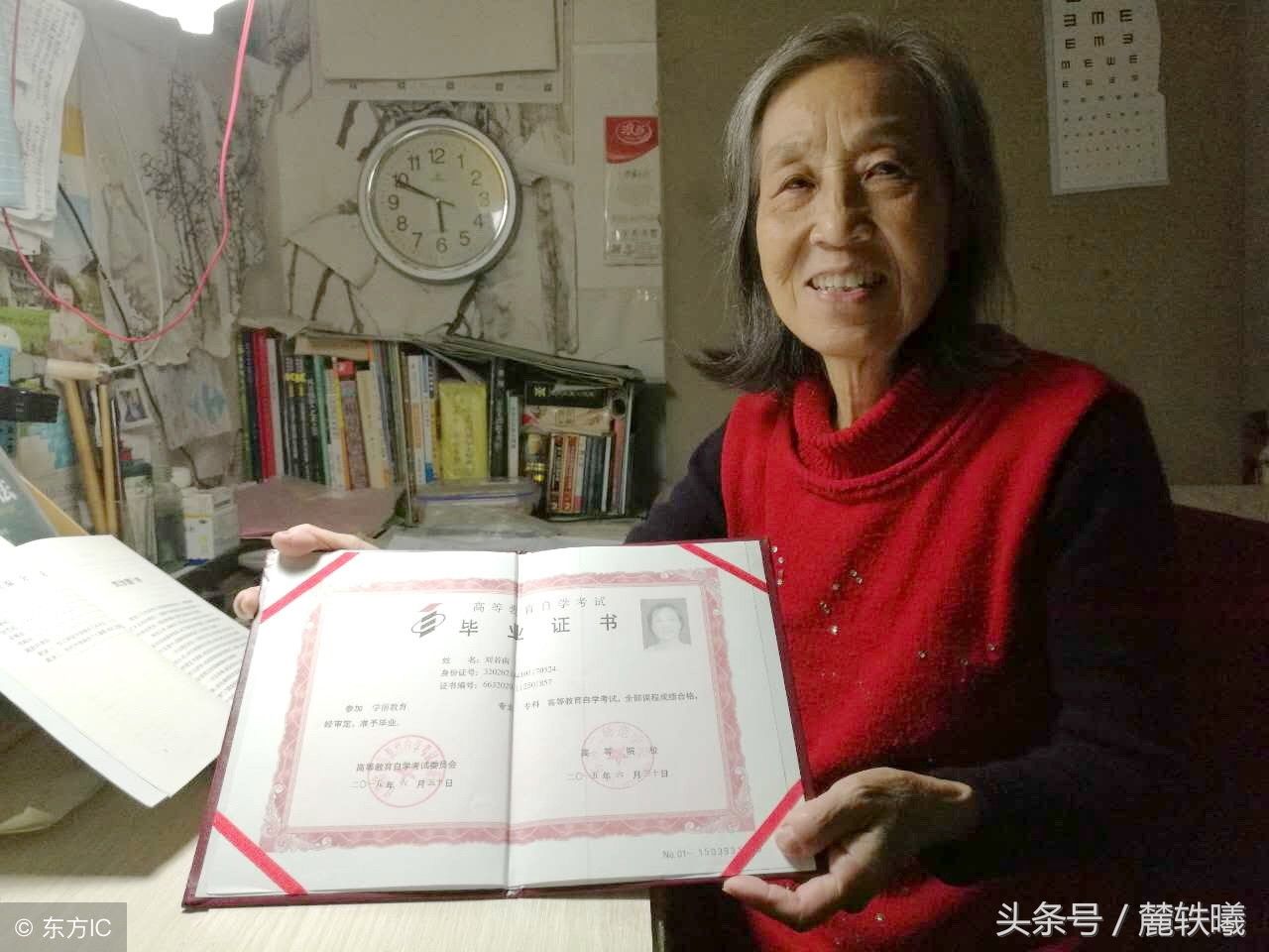 老奶奶70岁参加自考,已拿到大专文凭,目标是本
