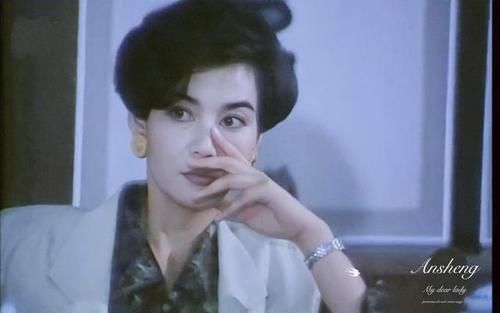 姜还是老的辣！潘虹穿旧衣服，绿裤子配红西装，65岁依旧单身