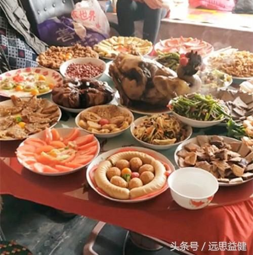 7位网友在朋友圈晒年夜饭，你最喜欢哪一桌？