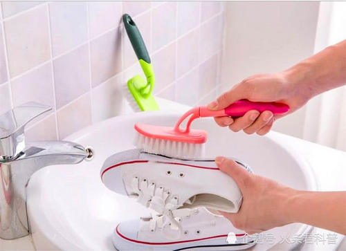 阿迪、耐克的鞋子,到底能不能用水洗?专卖店导