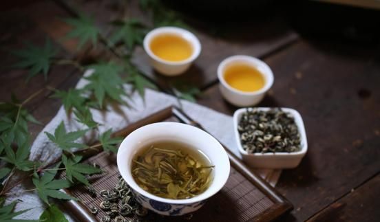 明星笑起来好看你却僵硬，那是因为你这里不好看，3招改善