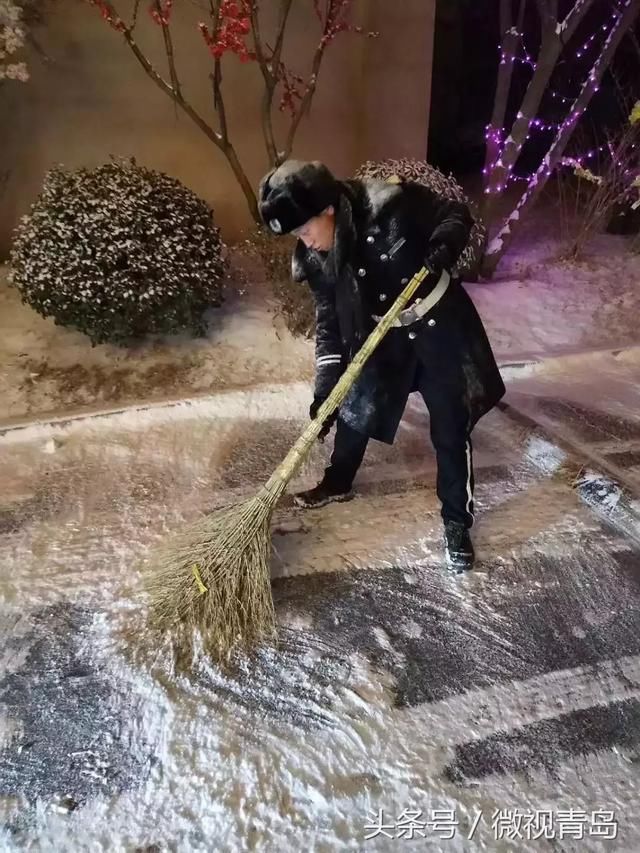 12℃+突降“暴”雪的夜晚，青岛那些不着急回家的人……致敬！